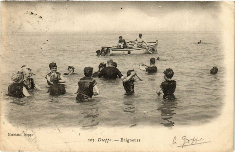 Carte postale ancienne Dieppe-Baigneurs à Dieppe