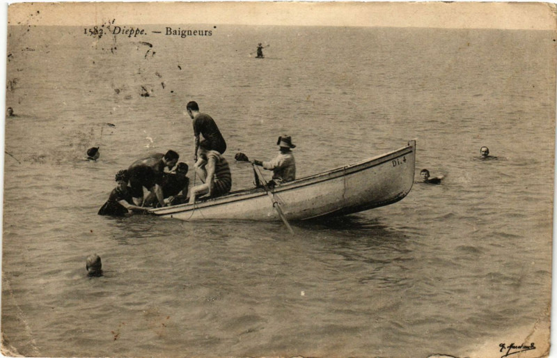 Carte postale ancienne Dieppe-Baigneurs à Dieppe