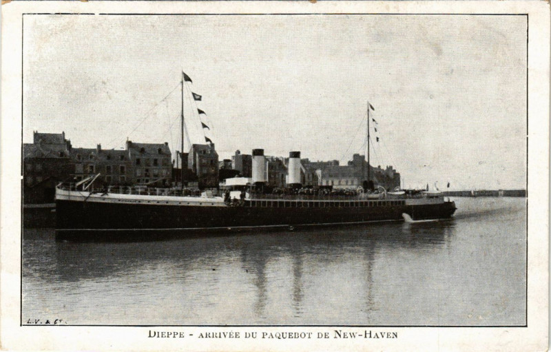 Carte postale ancienne Dieppe-Arrivée du Paquebot de New-Haven à Dieppe