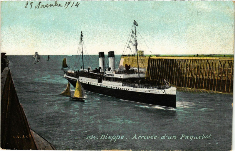 Carte postale ancienne Dieppe-Arrivée d'un Paquebot à Dieppe