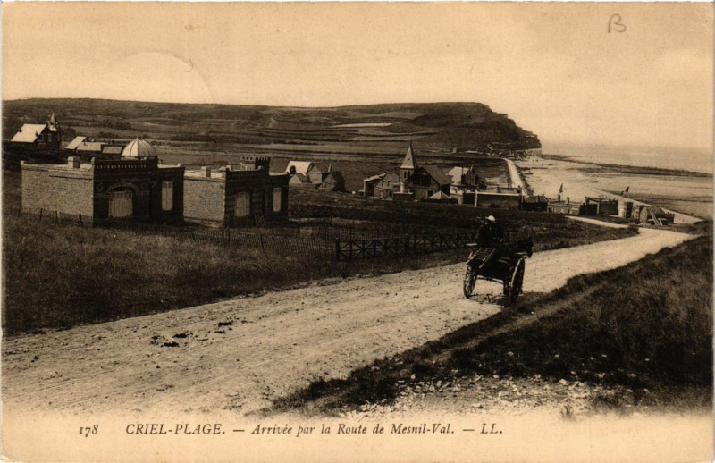Carte postale ancienne Criel-Plage Arrivée par la Route de Mesnil-Val
