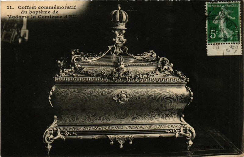 Carte postale ancienne Coffret commemoratif du bapteme de Madame la COMTEsse d'Eu à Eu