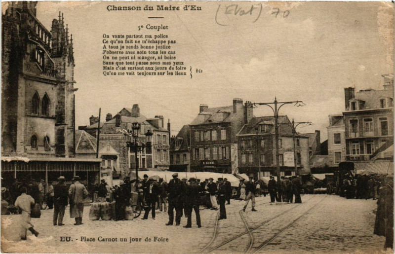 Carte postale ancienne Chanson du Maire d'Eu - Place Carnot un jour de Foire à Eu