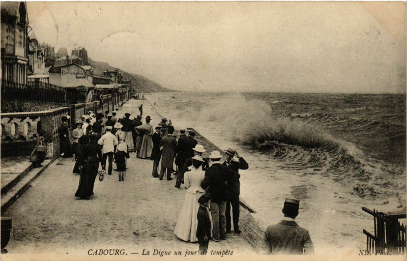 Carte postale ancienne Cabourg-La Digue un jour de tempete