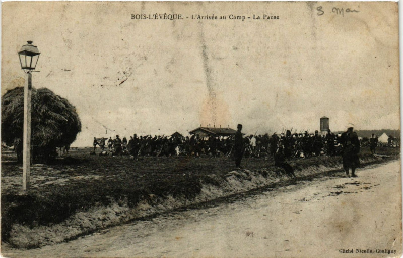 Carte postale ancienne Bois L'Eveque-L'arrivée au Camp La Pause à Bois-l'Évêque