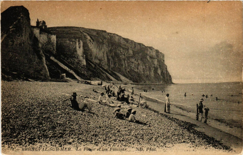 Carte postale ancienne Berneval-sur-Mer-La Plage et les Falaises