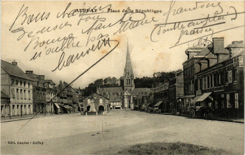Carte postale ancienne Auffay-Place de la Republique