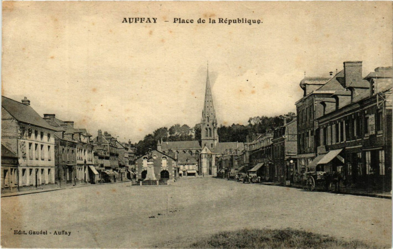 Carte postale ancienne Auffay-Place de la Republique