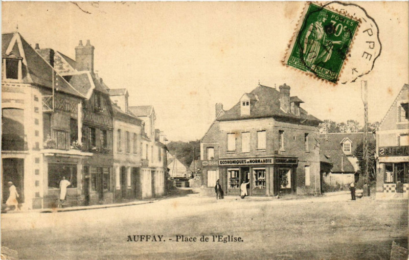 Carte postale ancienne Auffay-Place de l'Eglise