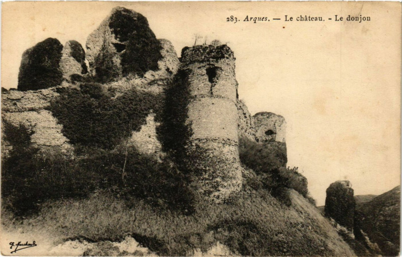 Carte postale ancienne Arques-Le chateau. Le donjon