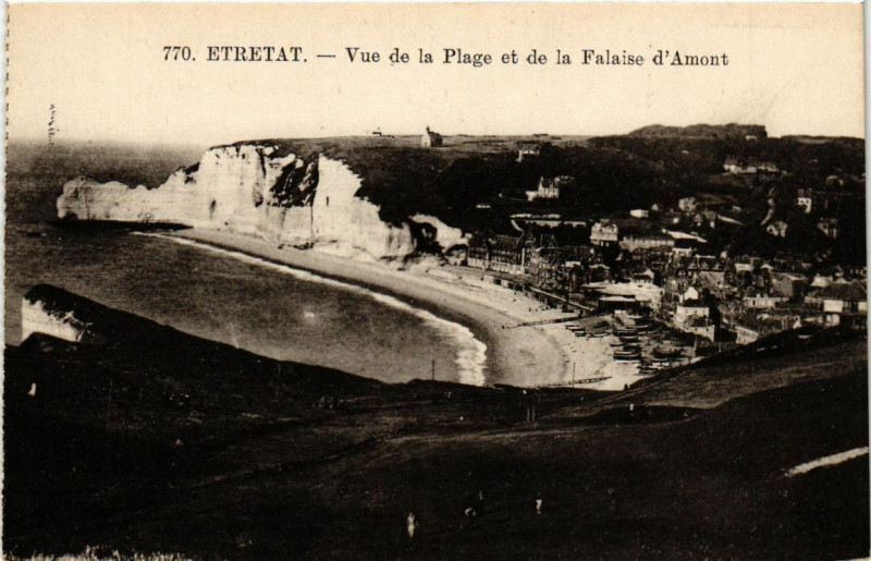 Carte postale ancienne Etretat-Vue de la Plage et de la Falaise d'Amont à Étretat