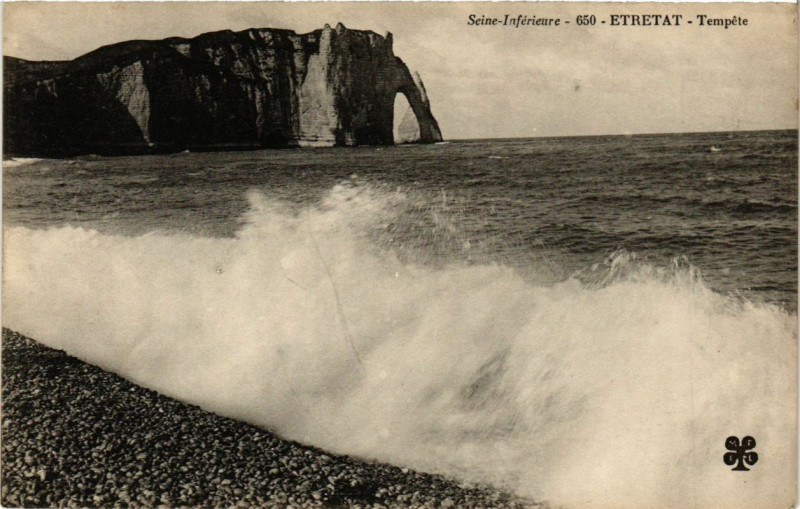 Carte postale ancienne Etretat-Tempete à Étretat