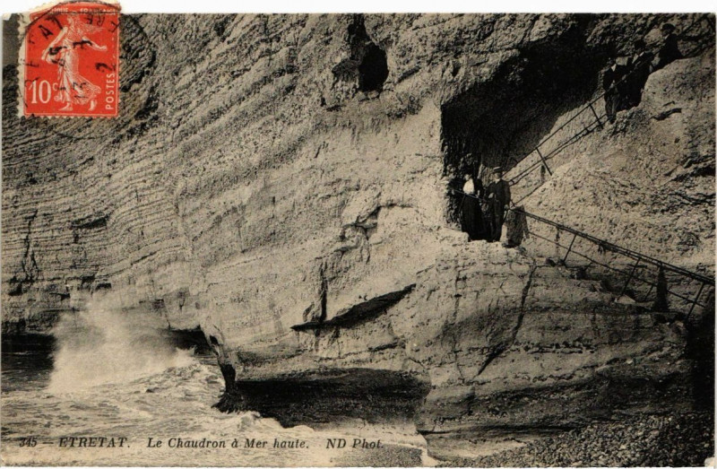 Carte postale ancienne Etretat-Le Chaudron a mer haute à Étretat