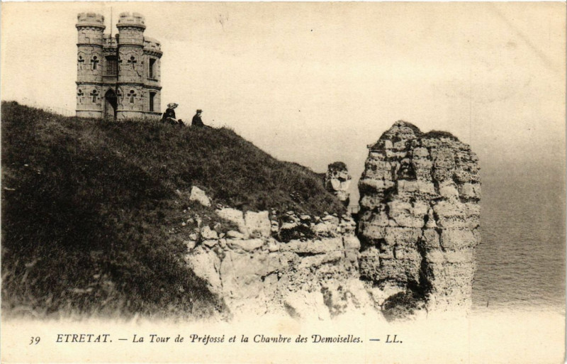 Carte postale ancienne Etretat-La Tour de Prefosse et la Chambre des Demoiselles à Étretat