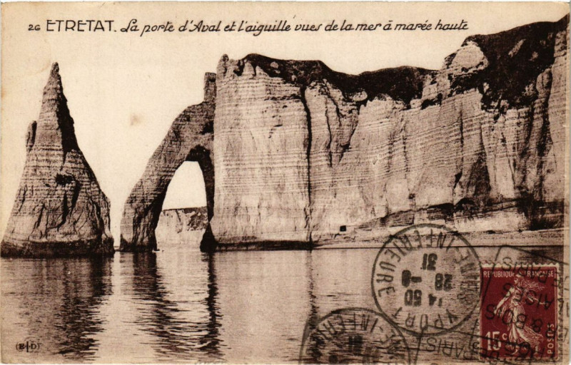Carte postale ancienne Etretat-La porte d'Aval et l'Aiguille vues de la mer a marée haute à Étretat