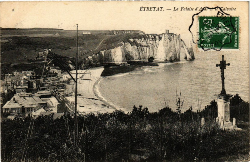 Carte postale ancienne Etretat-La Falaise d'Aval et le Calvaire à Étretat