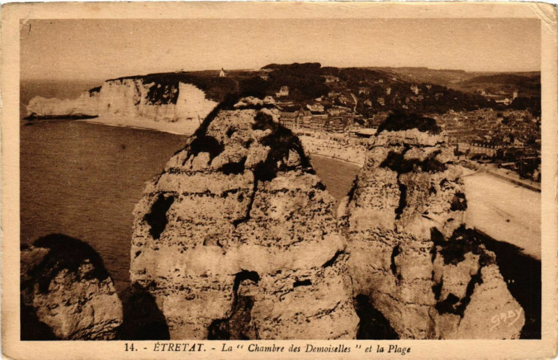 Carte postale ancienne Etretat-La Chambre des Demoiselles et la Plage à Étretat