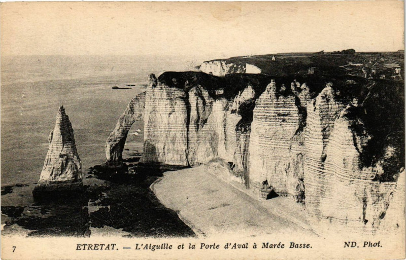 Carte postale ancienne L'Aiguille et la Porte d'Aval à Marée Basse à Étretat