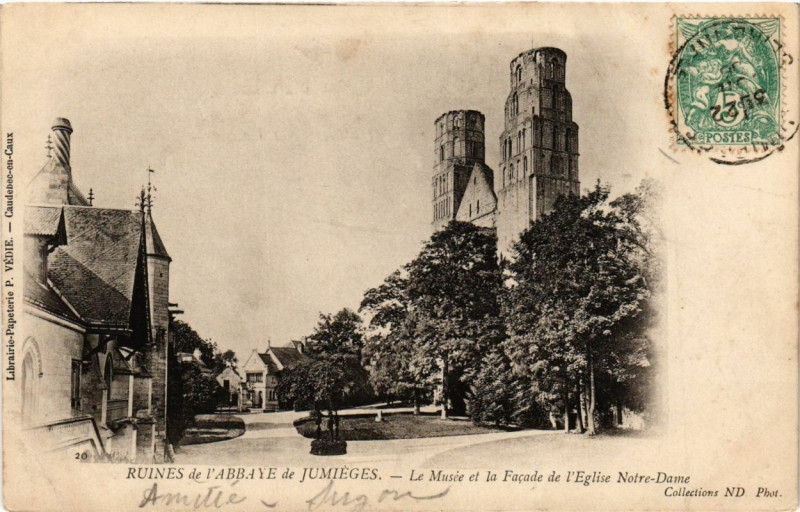 Carte postale ancienne Ruines de l'Abbaye de Jumieges-Le Musée et la Facade de l'Eglise