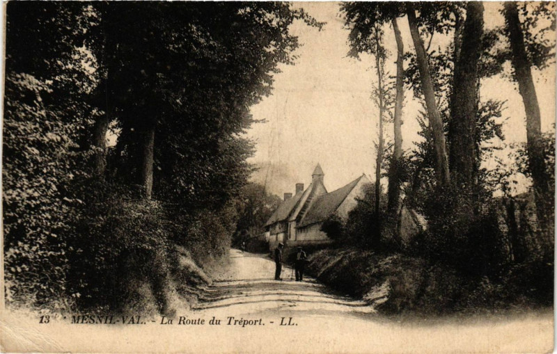 Carte postale ancienne Mesnil-Val-La Route du Treport