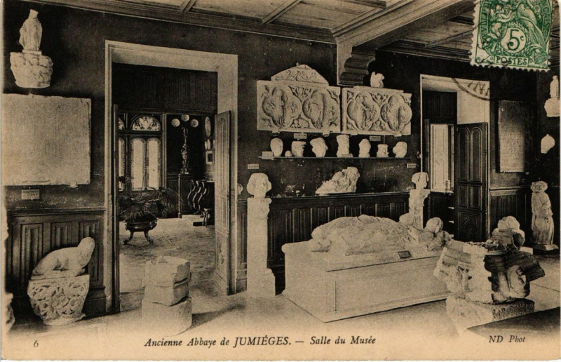 Carte postale ancienne Ancienne Abbaye de Jumieges-Salle du Musée