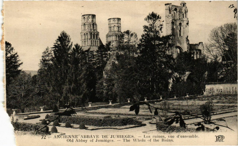 Carte postale ancienne Ancienne Abbaye de Jumieges-Les ruines vue d'ensemble