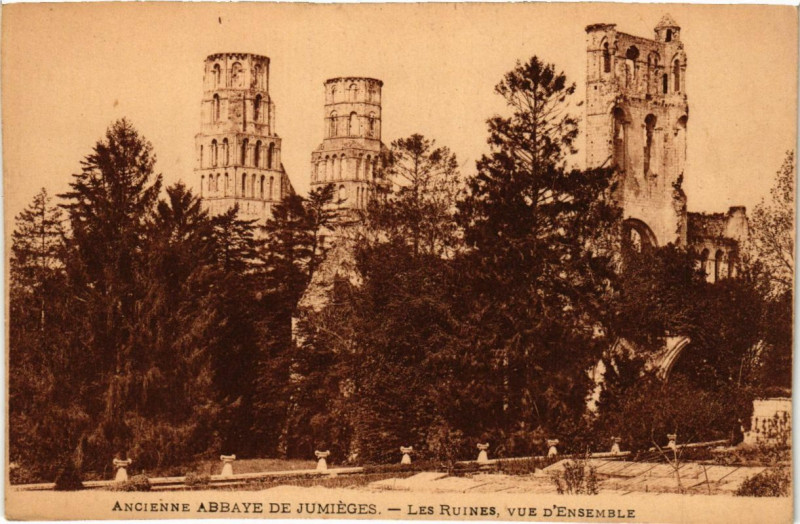 Carte postale ancienne Ancienne Abbaye de Jumieges-Les Ruines vue d'ensemble