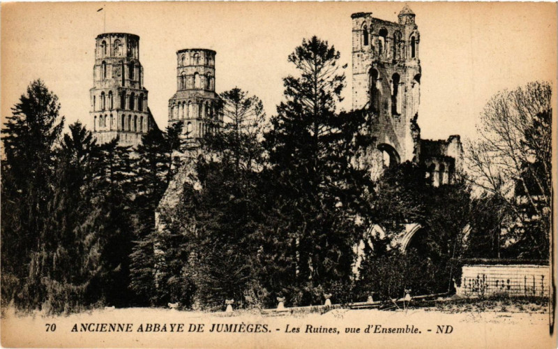Carte postale ancienne Ancienne Abbaye de Jumieges-Les Ruines vue d'Ensemble