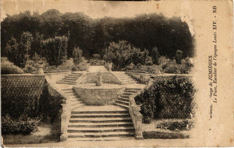 Carte postale ancienne Ancienne Abbaye de Jumieges-Le Parc Escalier de l'epoque