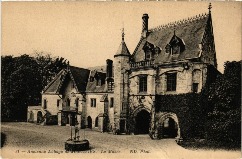 Carte postale ancienne Ancienne Abbaye de Jumieges-Le Musée