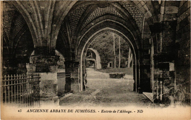 Carte postale ancienne Ancienne Abbaye de Jumieges-Entrée de l'Abbaye