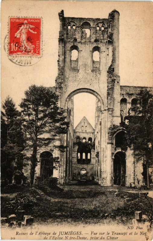 Carte postale ancienne Ruines de l'Abbaye de Jumieges-Vue sur le Transept et la Nef
