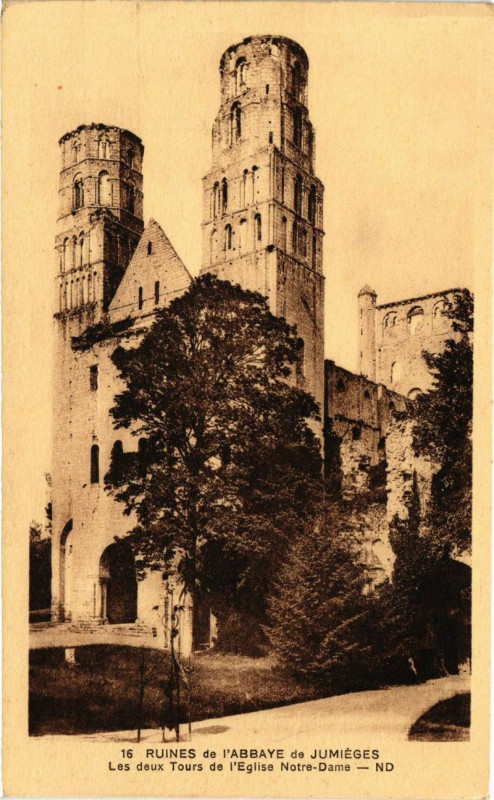 Carte postale ancienne Ruines de l'Abbaye de Jumieges- Deux Tours de l'Eglise Notre-Dame à Jumièges