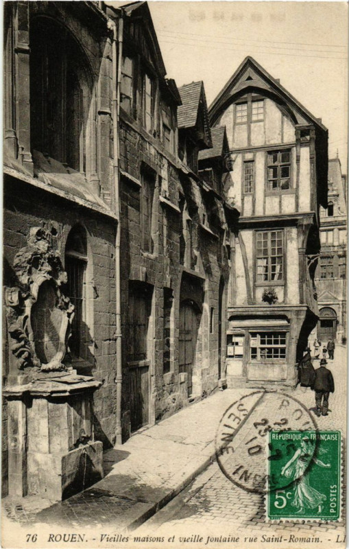 Carte postale ancienne Rouen-Vieilles maisons et vieille fontaine rue Saint-Romain à Rouen