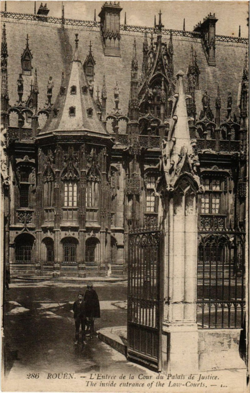 Carte postale ancienne Rouen-L'Entrée de la Cour du Palais de Justice à Rouen