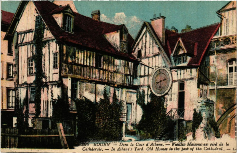Carte postale ancienne Rouen-Dans la Cour d'Albane à Rouen