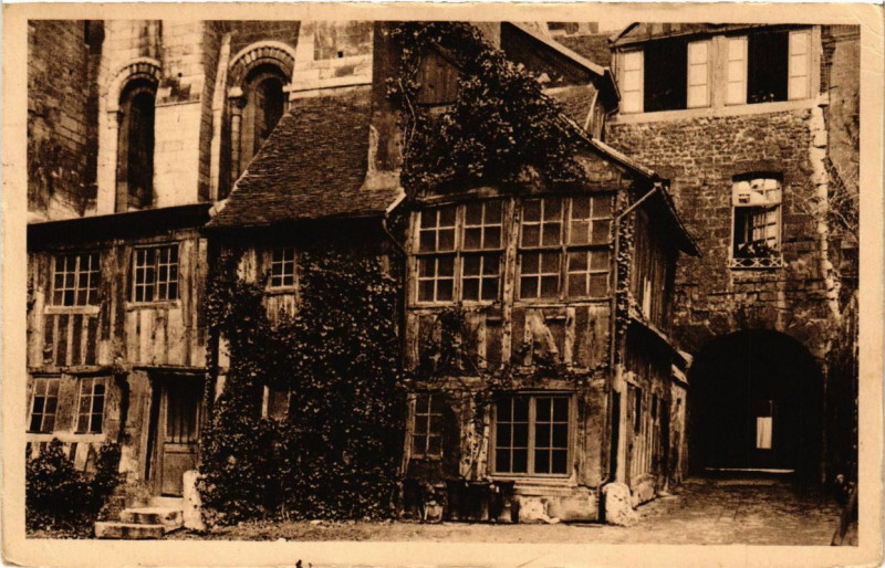 Carte postale ancienne Rouen-Cathedrale-Cour d'Albane à Rouen