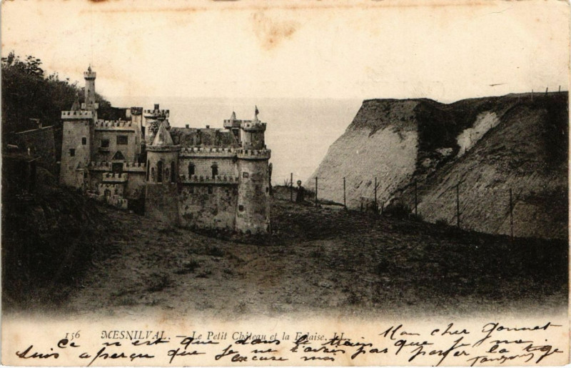 Carte postale ancienne MESNILval-Le Petit Chateau et la Falaise