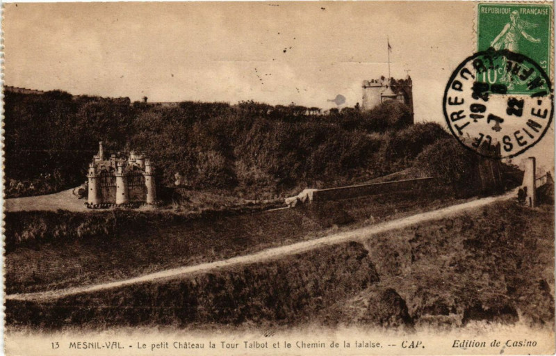 Carte postale ancienne Mesnil-Val-Le Petit Chateau la Tour Talbot et le Chemin