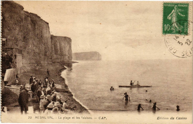 Carte postale ancienne Mesnil-Val-La plage et les falaises