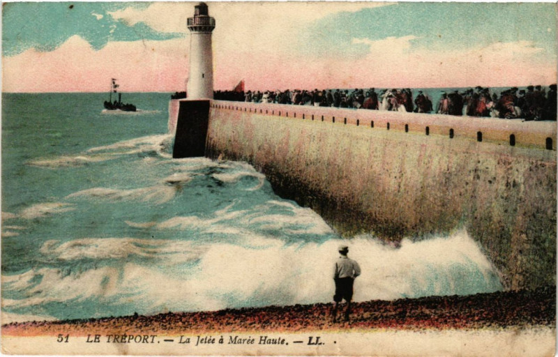 Carte postale ancienne Le Treport-La Jetée a Marée Haute au Tréport