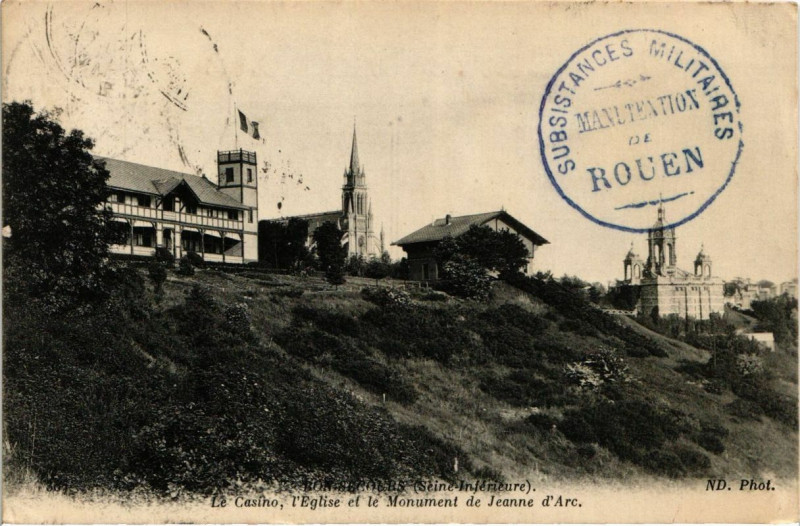 Carte postale ancienne Le Casino l'Eglise et le Monument de Jeanne d'Arc