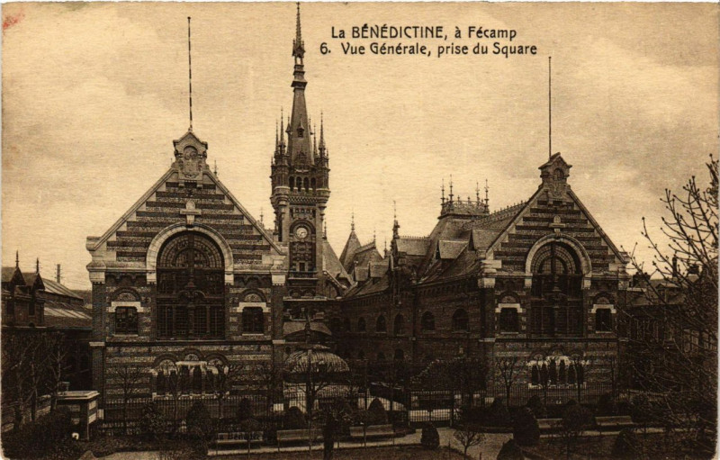 Carte postale ancienne La Benedictine a Fecamp-Vue générale prise du Square