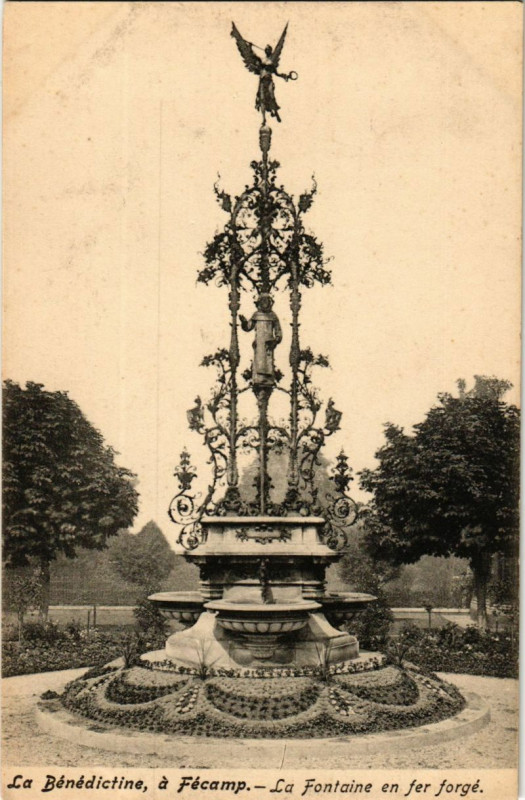 Carte postale ancienne La Benedictine a Fecamp-La Fontaine en fer forge