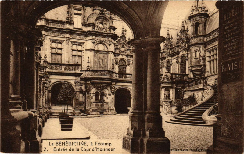 Carte postale ancienne La Benedictine a Fecamp-Entrée de la Cour d'Honneur à Eu