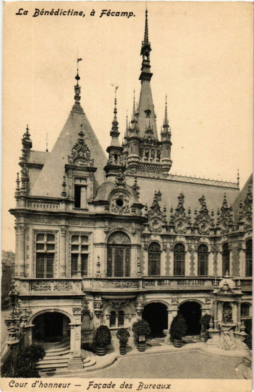 Carte postale ancienne La Benedictine a Fecamp-Cour d'honneur-Facade des Bureaux à Eu