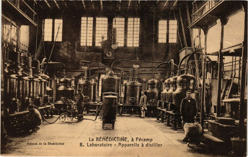 Carte postale ancienne La Benedictine a Fecamp-Laboratoire-Appareils a distiller