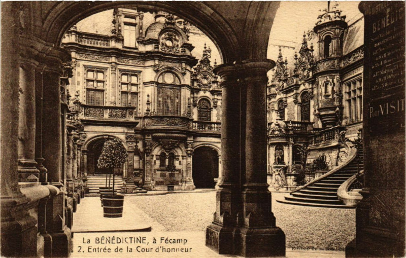 Carte postale ancienne La Benedictine a Fecamp-Entrée de la Cour d'honneur à Eu