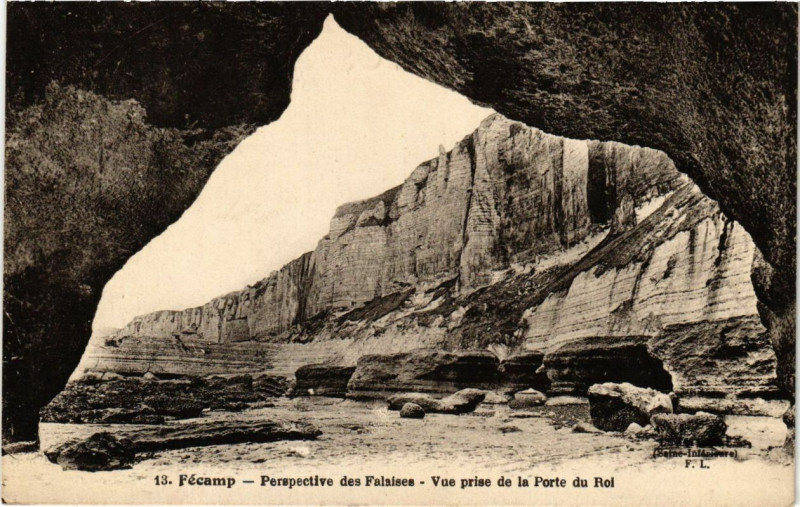 Carte postale ancienne Fecamp-Perspective des Falaises-Vue prise de la Porte du Roi à Fécamp