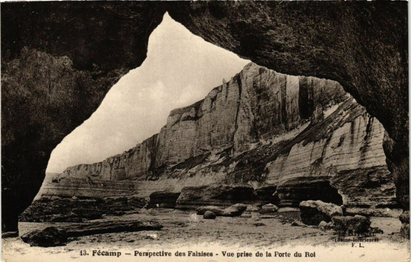 Carte postale ancienne Fecamp-Perspective des Falaises-Vue prise de la Porte du Roi à Fécamp